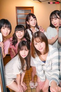 【VR】〈全員Aカップ！ちっぱい限定！〉僕が実家に帰省し、玄関の扉を開けた瞬間からエッチな波状攻撃が始まりました…義妹6人が僕を取り合う！？3年振りの帰省に興奮するちっぱい’s 舌を使った舐め尽くし波状攻撃でギンギンになったおち○ぽをちっパイズリでメタメタに… ｜13dsvr01088