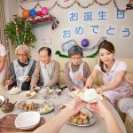 【VR】【本物人妻出演】お爺ちゃんお婆ちゃんが大好きで介護士になったニコニコ奥さん 坂井千晴 30歳 初VRデビュー ｜13dsvr01102