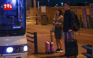 夜行バスで2人きり デカチンをねじ込まれた快感が忘れられず騎乗位中出しするまで発情腰が止まらない美尻娘 ｜1nhdtb00907