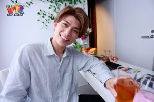 【VR】「今夜俺と試してみない…？」トロ甘愛撫に何度も乱れる絶頂ワンナイトえっち 保志健斗 ｜1vrsl00015