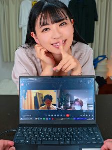 【VR】リモート会議中なのに画面外からブルンッと飛び出すGcupデカ乳見せつけ攻撃で誘惑されて我慢できず画面向こうの上司にこっそりハメまくった在宅露出テレワーク【上半身はお仕事中 下半身はお痴事中】 花柳杏奈 ｜ajvr00212