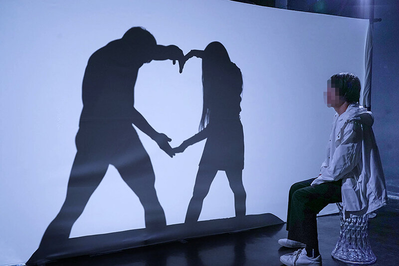 一般男女モニタリングAV ラブラブカップル限定 影絵に挑戦！ドキドキ寝取られシルエットクイズ！3 布越しに彼氏に見られているのに女子大生がデカチンSEXで生中出し！ ｜dvmm00150