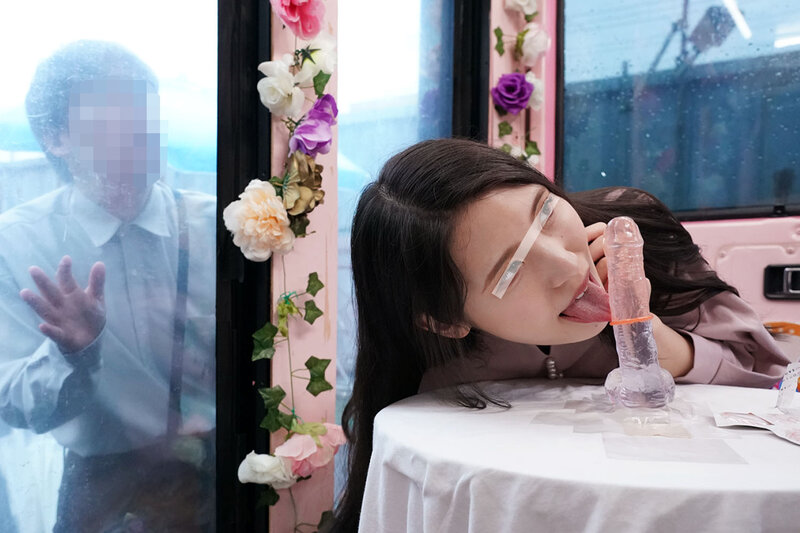 一般男女モニタリングAV×マジックミラー便コラボ企画 愛する夫の目の前で路上NTR！清楚な人妻が「お口だけでコンドーム装着」に挑戦！ノーハンドでデカチンを咥えたご無沙汰妻のオマ○コは欲しがり汁が溢れ出す！旦那の目の前で寝取って最後はゴムを外して生中出し！ ｜dvmm00186