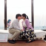 一般男女モニタリングAV マジックミラーの向こうには実の娘（=彼女）！「娘がダメなら私が…」巨乳母がデカチンすぎて童貞卒業できない娘の彼氏を優しく筆おろし！フル勃起デカチ○ポを根元まで受け挿れたご無沙汰オマ○コと性欲溢れる童貞チ○ポの中出しセックスは1発限… ｜dvmm00290