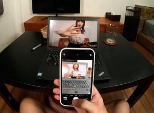 【VR】リモート会議中に電マが誤作動してしまった高飛車な先輩OLを脅迫！自宅に呼びつけいいなりメイド化計画実行…！？ 日向うみ ｜h_1116capi00170