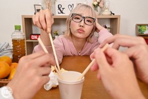 【VR】「寒いしダルくて出れない」無気力ギャルとコタツ王様ゲームで密着汗だくSEX 春陽モカ ｜h_1711devr00013