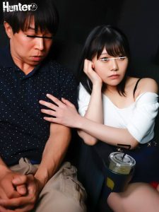 平日昼間の映画館で美女と2人きり！しかもお姉さんは痴女だった！上映中、ボクに近寄ってきて服の上からボクの乳首とチ○ポをいじくり倒してくる… ｜huntb00687