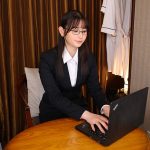 【VR】【8K VR】「ごめんなさい、部屋押さえてなくて」仕事が出来ない新卒女子とホテル相部屋。シャワールームはまさかの透けガラス。彼女のシャワー姿で思わず興奮してしまった僕は… 静河 ｜urvrsp00405