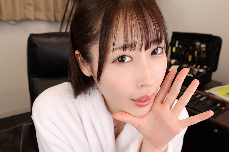 【VR】見られたい美月ちゃん「メイクさんお願い私のオナニー見てて…？」メイク部屋で秘密のぐしょマン性交 天然美月 ｜vrkm00768